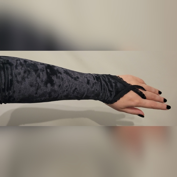 Black Crushed Velvet Finger Loop Style Gloves - Picture 3 of 5